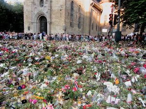 Oslo domkirke blomsterhavet 27 juli 2011 .jpg