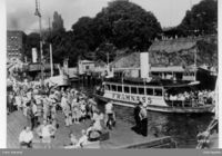Yrende liv på Utstikker A (i dag Rådhusbrygge 1). Restaurant Skansen oppe på festningsvollene til høyre. Foto: Karl Harstad/Oslo byarkiv
