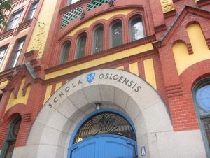Oslo katedralskole inngang 2012.jpg
