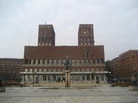 Oslo rådhus sett fra Rådhusplassen i 2008. Foto: Stig Rune Pedersen