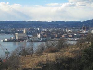 Oslo sett fra Ekebergskråningen april 2013.jpg