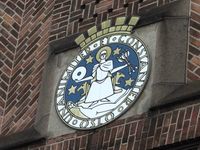 Oslos byvåpen med St. Hallvard på fasaden til tidl. trikkestasjonsbygning i Sponhoggveien 2. Foto: Stig Rune Pedersen