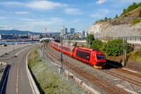 Et tog til Halden passerer Grønlia (2012). Foto: Leif-Harald Ruud