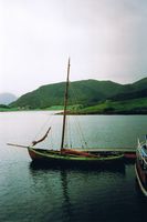 Gavlbåt ved Otnesbrygga i Valsøyfjorden i Halsa kommune på Nordmøre. Foto: Olve Utne (1995).