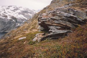 Ou1994 Moskenes Fjerddalsvatnet fraa SV om Klokkafemskaret.jpg