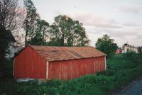 5. Ou1995 Sortland Uthus med oljefat-tak.jpg