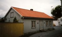 Hus i Langesund. Foto: Olve Utne (1996).