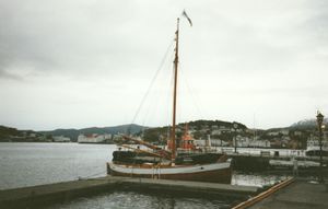 Ou1996 seglskoeyte ved Piren i Kristiansund.jpg