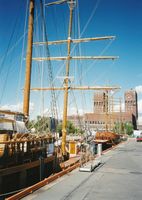 I seinare tid er «Johanna» ombygd og rigga som brigantin; går i turistfart på Oslofjorden. Vi ser Oslo rådhus i bakgrunnen. Foto: Olve Utne (1999).