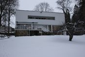 Hoffsjef Løvenskiolds vei 32, Villa Ditlev-Simonsen, et hovedverk i norsk funksjonalisme (Ove Bang, 1937). Foto: USAs ambassade (2014).