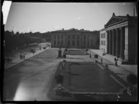 217. Oversikt mot Universitetet og slottes fremmside - no-nb digifoto 20130115 00130 NB MS G3 0130.jpg