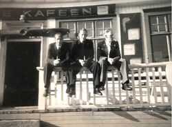 På Flykafeens veranda rett etter krigen - antagelig en lørdagskveld. Fra venstre Rolf Nilsen, Johan Omberg og Henry Clausen. Merk propellen!