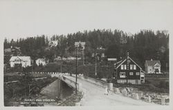 Fra brua hvor Gamle Drammensvei krysser Drammenbanen rett før Stabekk stasjon. Foto: Carl Normann/Nasjonalbiblioteket