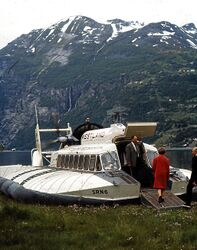 Passasjerer går om bord i SR-N6/009 på stranda i Geiranger. Foto Bjørn Foss.