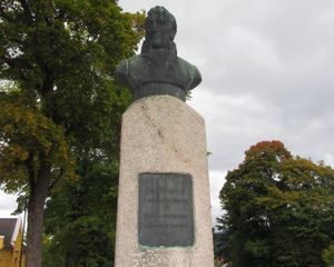 Paul Steenstrup byste Kongsberg.jpg