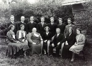 Paulsbergfamilien-forran-Stensli.jpg