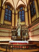 Alteret. I forgrunnen i venstre hjørne ser vi det nye alteret i smijern og glass. Foto: Chris Nyborg (2019).