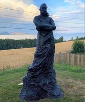 Skulpturen "Vandrer" av Henning Espedal, til minne om Balke utenfor Peder Balke-senteret på Toten. Foto: Lars Egil Sørsdal (2020)