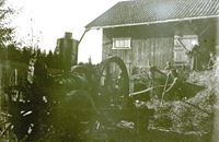 Stasjonærmotor i drift på Vestby Nedre 1910.