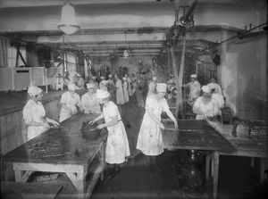 Peik cocolade-fabrik - no-nb digifoto 20160208 00312 NB NS 000594J.jpg