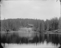 Peisestuen ved Besserudtjernet. Foto: Marthinius Skøien/Nasjonalbiblioteket (1889-1910).