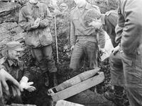 Alle granatene viste seg å være intakt. Foto: Tor Halmø - Harstad Tidende 1986