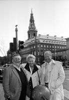 Glade hortensgutter på tur i København. Rolv Wesenlund spilte i forestillingen Styrmann Karlsens flammer. Fotballegenden Per Bredesen og hans kone Ruth kom på besøk - og trioen hadde noen hyggelige dager i byen, med Wesenlund som guide. Foto: Svend Aage Madsen (ca. 1990).