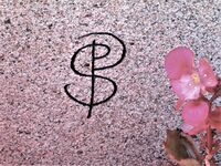 Per Palle Storms initialer på gravminnet. Foto: Stig Rune Pedersen (2012).