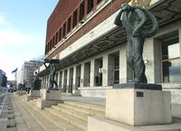 Seks håndverkerskulpturer ved Oslo rådhus, utført av Per Palle Storm. Foto: Stig Rune Pedersen (2015).