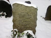 87. Per og Knut Lindaas gravminne.jpg