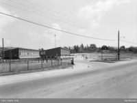 Persbråten skole med Sørkedalsveien i forkant og plassen Persbråten under Nedre Smestad som har gitt skolen navn til høyre. Idrettssalen fra 1963 er ikke bygget ennå. Daværende Hovseterveien går langs skolebygningene. Foto: Truls Teigen/Oslo Museum (1961).