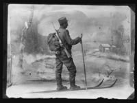 116. Person med ski og skytevåpen - no-nb digifoto 20160310 00039 NB NS NM 10013.jpg