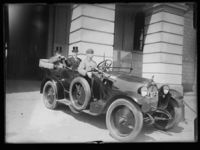 138. Personer i bil - no-nb digifoto 20160318 00038 NB NS NM 11541.jpg