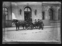 122. Personer i hestevogn - no-nb digifoto 20160310 00041 NB NS NM 10015.jpg