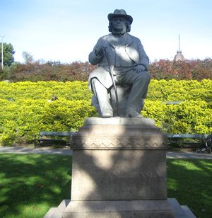 Peter Christen Asbjørnsen statue Oslo.jpg