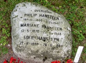 Philip Hansteen overlege gravminne Bærum.jpg