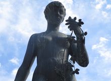 Skulpturen Piken med humleranken (Nic. Schiøll), gave fra Frydenlunds bryggeri til Oslo kommune ved bryggeriets 100-årsjubileum i 1959. Den står på Valkyrie plass. Foto: Stig Rune Pedersen