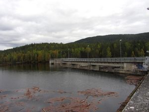 Pikerfoss kraftverk dam 2013.jpg