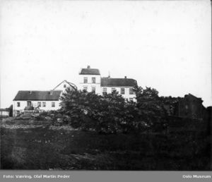 Pilestredet 32 i Oslo Bakkehuset ca 1880 OB.F01650.jpg