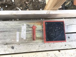 Skilt på gulvplanke i trebru over bekken ved Lahaugmoen i Pilegrimsleden over Gjelleråsen.