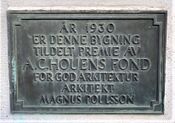 Poulsons Bærum rådhus mottok Houens diplom i 1930, som plaketten på bygningen forteller om. Foto: Stig Rune Pedersen
