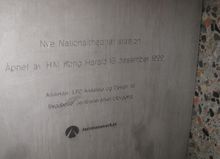 Plakett fra åpningen av Nye Nationaltheatret stasjon i 1999. Foto: Stig Rune Pedersen