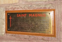 Plakett i Magnuskatedralen der de mulige levningene til St. Magnus er murt inn. Foto: Stig Rune Pedersen (2019).