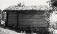 Bakveggen på Vinjestoga. Foto: Halvor Vreim (1956)