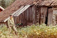 Arne Thorkildsen ved låven på plassen i 1984.