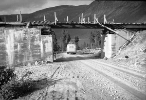 Polarbanen Uferdig bru 1947 Lyder Kvantoland PD.PNG