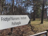 I dag holder Fridtjof Nansens Institutt til på Polhøgda. Foto: Stigrp (Stig Rune Pedersen (2012)).