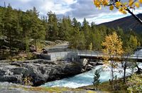 Brua over Pollfossen september 2012. Hotellet kan skimtast oppe til venstre. Foto:Kristian Hosar.