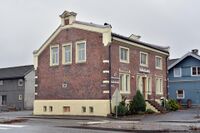 Nr. 19, arkitekt Haldor Larsen Børves «Folkebadet» har mistet noe av sitt fine uttrykk etter en uheldig heving av fasaden mot Skolegata. Foto: Roy Olsen (2019).