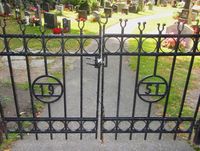 Port inn til Drøbak kirkegård med årstallet 1951 angitt. Foto: Stig Rune Pedersen